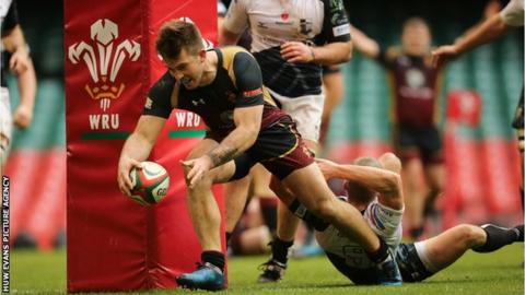 Tiaan Loots of RGC races in to score try