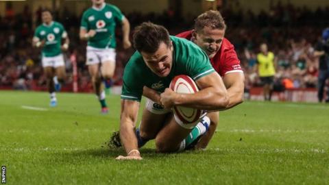 Stockdale scores try