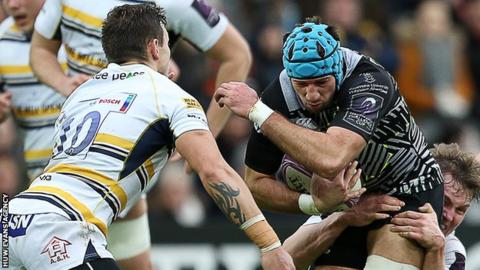 Ted Hill tackles Justin Tipuric as Worcester captain Ryan Mills moves in