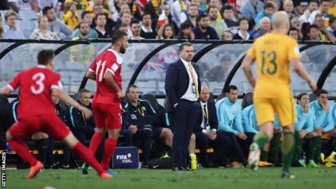 Ange Postecoglou (centre)