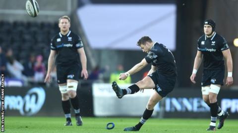 Dan Biggar kicking