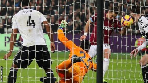 Javier Hernandez scores