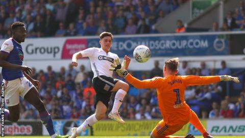 Daniel James shoots wide