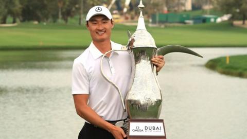 Li Haotong with the Dubai Desert Classic trophy