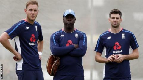Ottis Gibson with James Anderson and Stuart Broad