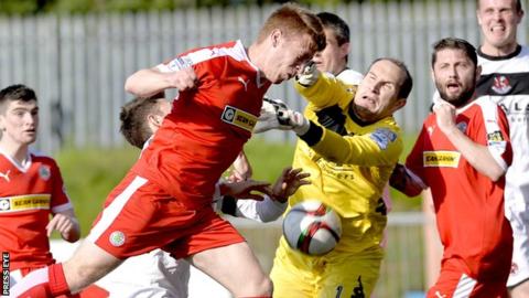 Cliftonville winger Stephen Garrett has his header saved by Crusaders keeper Sean O'Neill