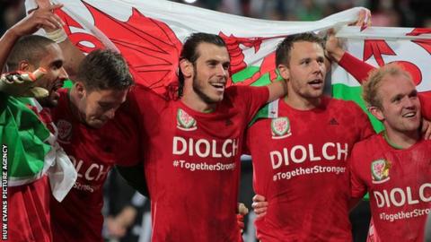 Wales players celebrate qualifying for Euro 2016