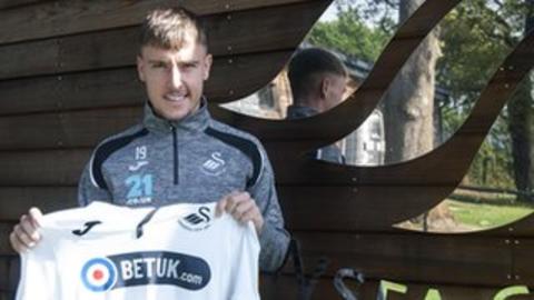 Swansea signing Barrie McKay