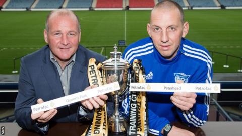 Queen's Park manager Gus MacPherson and Peterhead goalkeeper Graeme Smith