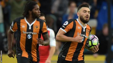 Robert Snodgrass (right) celebrates for Hull against Arsenal