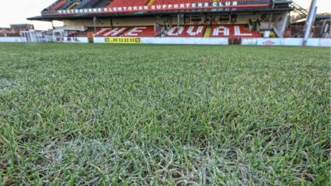 Kristian Gibson has agreed a two-year contract with Glentoran