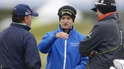 Russell Knox discussing tactics at St Andrews