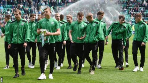 Ryan Porteous and his Hibernian developments squad with the Scottish FA Youth Cup