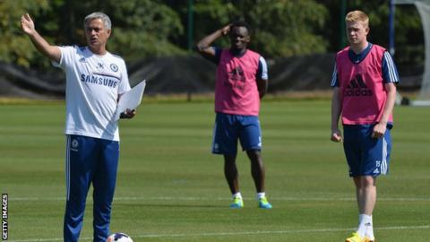 Jose Mourinho and Kevin de Bruyne during traiinng at Chelsea