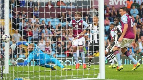 Aaron Tshibola scores