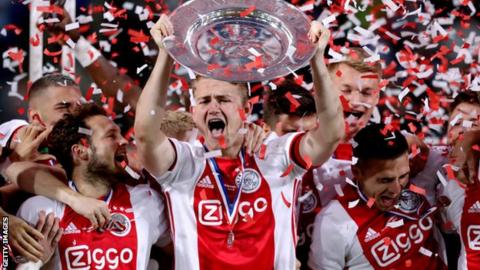 Matthijs de Ligt lifts the Eredivisie trophy