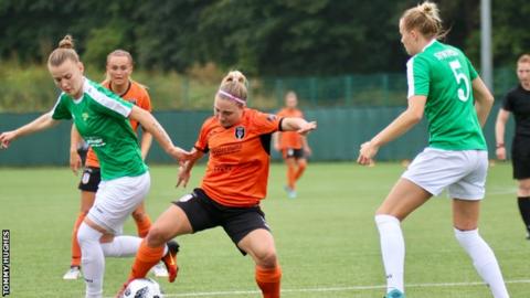 Glasgow City and GKS Gornik Leczna players