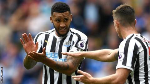 Jamaal Lascelles instructing a player