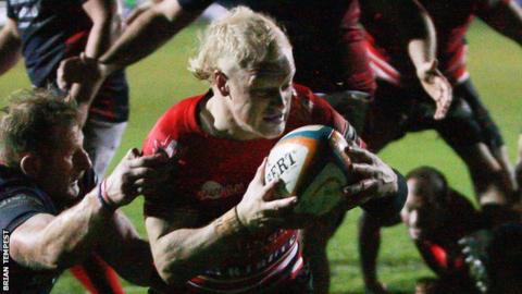 Callum Patterson scores a try