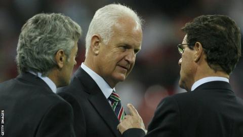 Bernd Stange (centre)