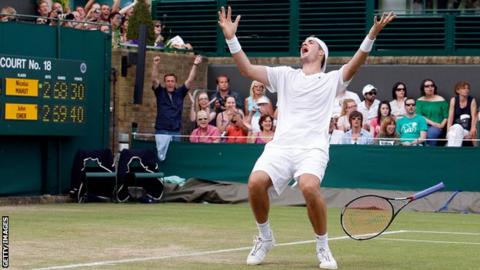 John Isner celebrates winning the final point when beating Nicolas Mahut