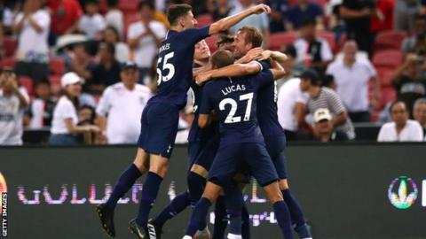 Tottenham players celebrate Harry Kane winner