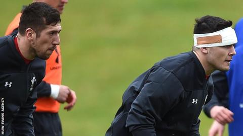 Justin Tipuric and Ellis Jenkins in Wales training