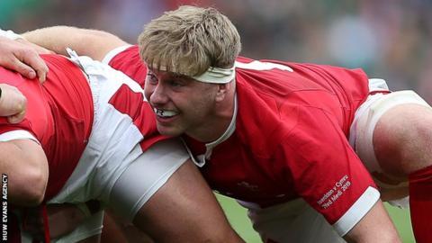 Aaron Wainwright packs down for Wales