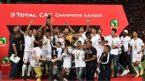 Wydad Casablanca lifting the 2017 African Champions League trophy
