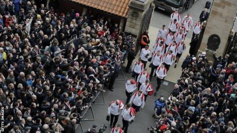 England rugby team arrive at Twickenham to cheer of crowd