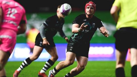 Harry Thacker takes a pass