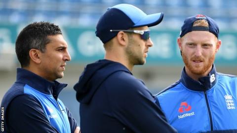 Ben Stokes talks to England coaching staff