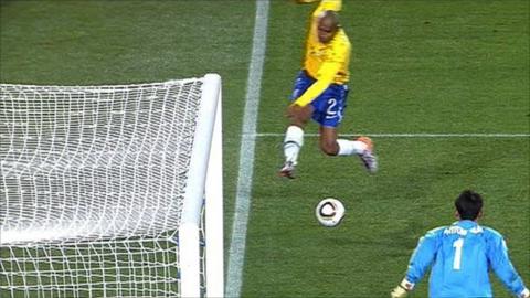 Maicon scores
