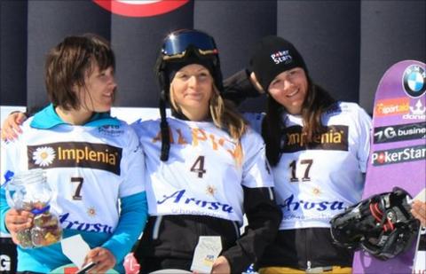 Zoe Gillings (r)