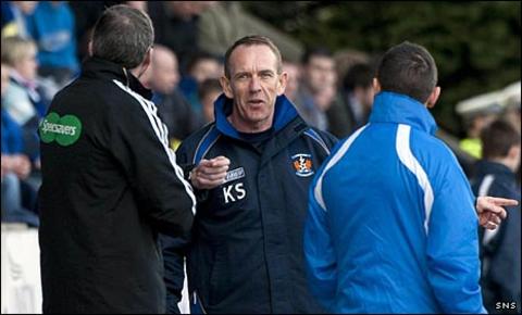Kenny Shiels on the touchline at McDiarmid Park