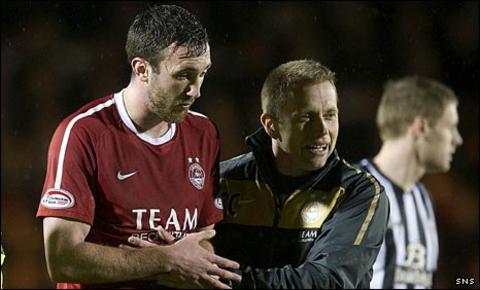 Rory McArdle leaves St Mirren Park injured