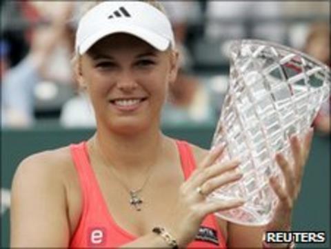Caroline Wozniacki with her winning trophy