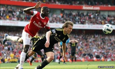 Emmanuel Eboue fouls Lucas Leiva