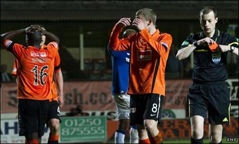 Willie Collum sends off United's Morgaro Gomis