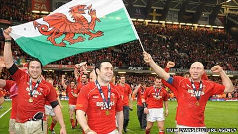 Tom Shanklin (right) celebrates Wales' 2008 Grand Slam