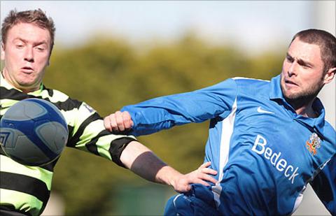 Ryan Henderson of Donegal Celtic in action against Glenavon's Gary Hamilton