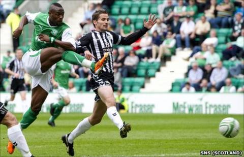 Hibernian striker Akpo Sodje (left)