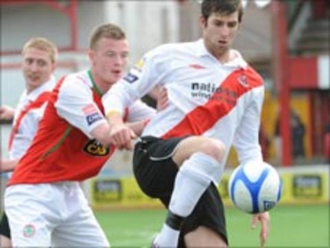 Dermott McVeigh and Vincent Sweeney battle for possession