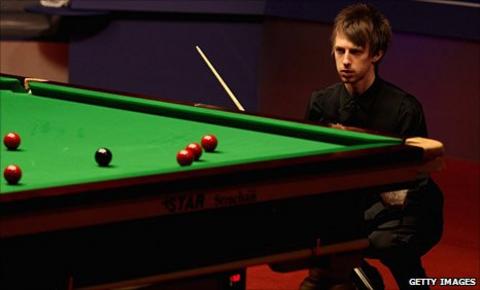 Judd Trump eyes up a shot
