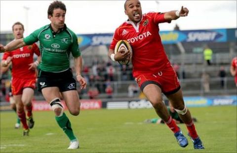 Simon Zebo (right) scores Munster's first-half try