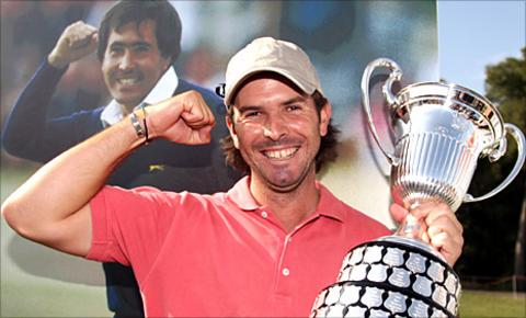 Thomas Aiken poses with a photo of Seve Ballesteros