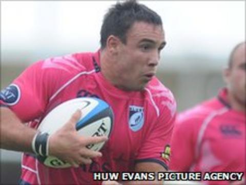 Tom James in action for Cardiff Blues