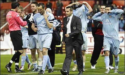 Danny Lennon and his players celebrate at Pittodrie