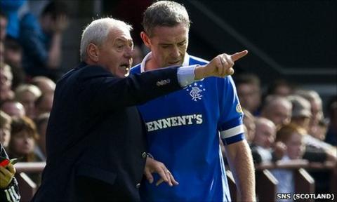 Walter Smith passes on instructions for Rangers captain David Weir
