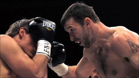 Enzo Maccarinelli (right) in action against Alexander Kotlobay